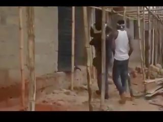 非洲的 nigerian 貧民窟 youngsters 鋼棒 一 處女 / 部分 一