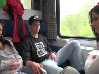 Elite kwartet volwassen film in publiek trein