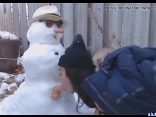 Warga canada remaja mengongkek snowman