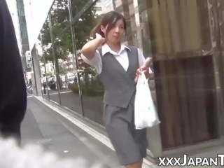 ญี่ปุ่น ผู้หญิง ใน สูง ส้นเท้า เป็น a เรื่อง ของ sharking