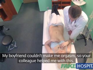 Forfalskning sykehus sjenert pasient med soaking våt fitte squirts på docs fingre