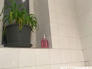 Ozruta prsníky násťročné prevzatia a úchvatné sprcha žiť na the webkamera