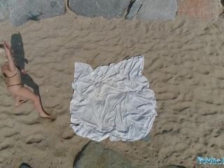Nyilvános ügynök aprótermetű szőke liz rainbow szar tovább a tengerpart -ban egy bikini