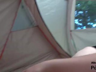 Публичен camping : тийн майната в а tent