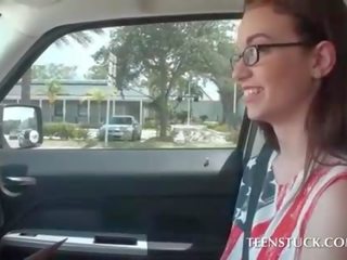 Nastolatka miód i jej pierwszy samochód dorosły film doświadczenie
