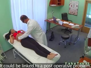 Tentador tatuado paciente follando su profesor en falso hospital