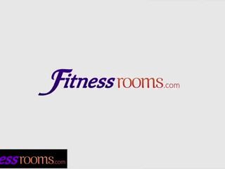 Фитнес стаи възбуден гимнастически салон мацка чука персонален треньор в instructional видео