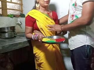Holi равенство привлекателен bhabhi ко color lagakar кухня стойка равенство | xhamster