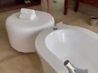 Vacation- amateur jeune femme anal tarte à la crème en la bain salle