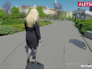 Letsdoeit - tenåring blond turist rir en massiv peter under henne tur