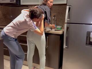 Femme baisée dur avec langue tandis que washing dishes en la cuisine, obtention son à foutre avant son étape