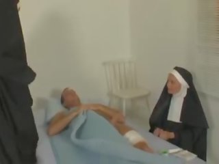 2 mníšky rana a chorý pacient