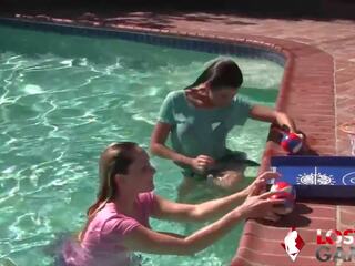 Δίπλα στην πισίνα πεολειξία και λεσβιακό γλείψιμο παίρνει έντονος: βρόμικο βίντεο 72