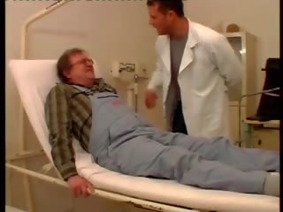 Jeune infirmière danielle avec vieux patient, x évalué film film 51