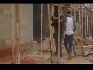 Africain nigerian ghetto youngsters gangbang une vierge / partie un