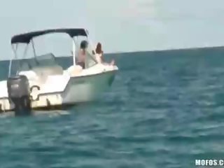 Deux filles sur une yacht espionné sur et défoncer