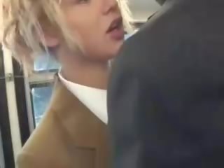 Blondīne divinity zīst aziāti juveniles manhood par the autobuss