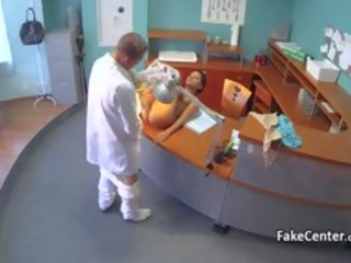 Surprised samice pacient fucks therapist