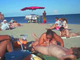 Mamuśka wieje jej młody pani na nagie plaża przez podglądaczy