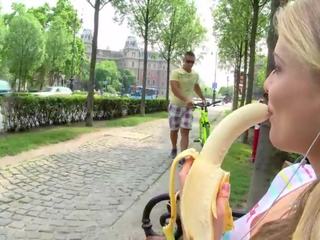 Turis perempuan mendapat terpilih naik dan kacau dalam shortly setelah makanan sebuah pisang