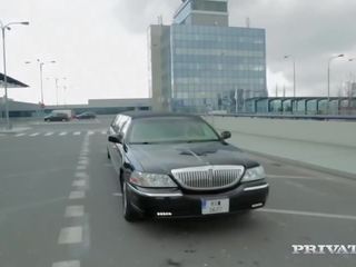 Ria sunn dostane zničený v the zpět na a limo