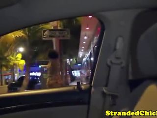 Barmfager mørk hitchhiking med hvit mumle sjåfør