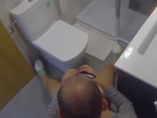 Seks / persetubuhan keras dalam yang bilik mandi manakala beliau cukuran beliau zakar/batang. spycam pengintip/voyeur iv031