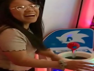 Arcade pokaz gra frajerskie malutkie azjatyckie nastolatka głębokie gardło i wytrysk