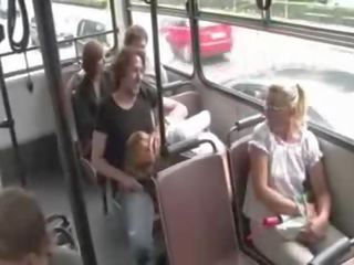 Bitchy caută roscata walked în public legat suge johnson în public transport