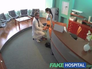 Fakehospital beguiling пацієнт вигнутий над в receptionists стіл і трахкав від за