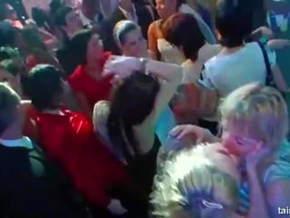 Superbe oversexed brides sucer grand coqs en publique