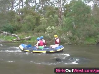 Berambut lebat amatur gadis sekolah jari dalam rafting bertiga