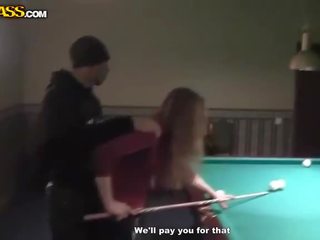 Lascivious padavėja į billiards gauna nuogas ir čiulpimas