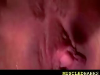 Musclé blond grand clitoris exposion