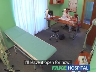 Fakehospital simpatik flokëkuqe do të bëj diçka për një i sëmurë shënim në shkoj larg punë